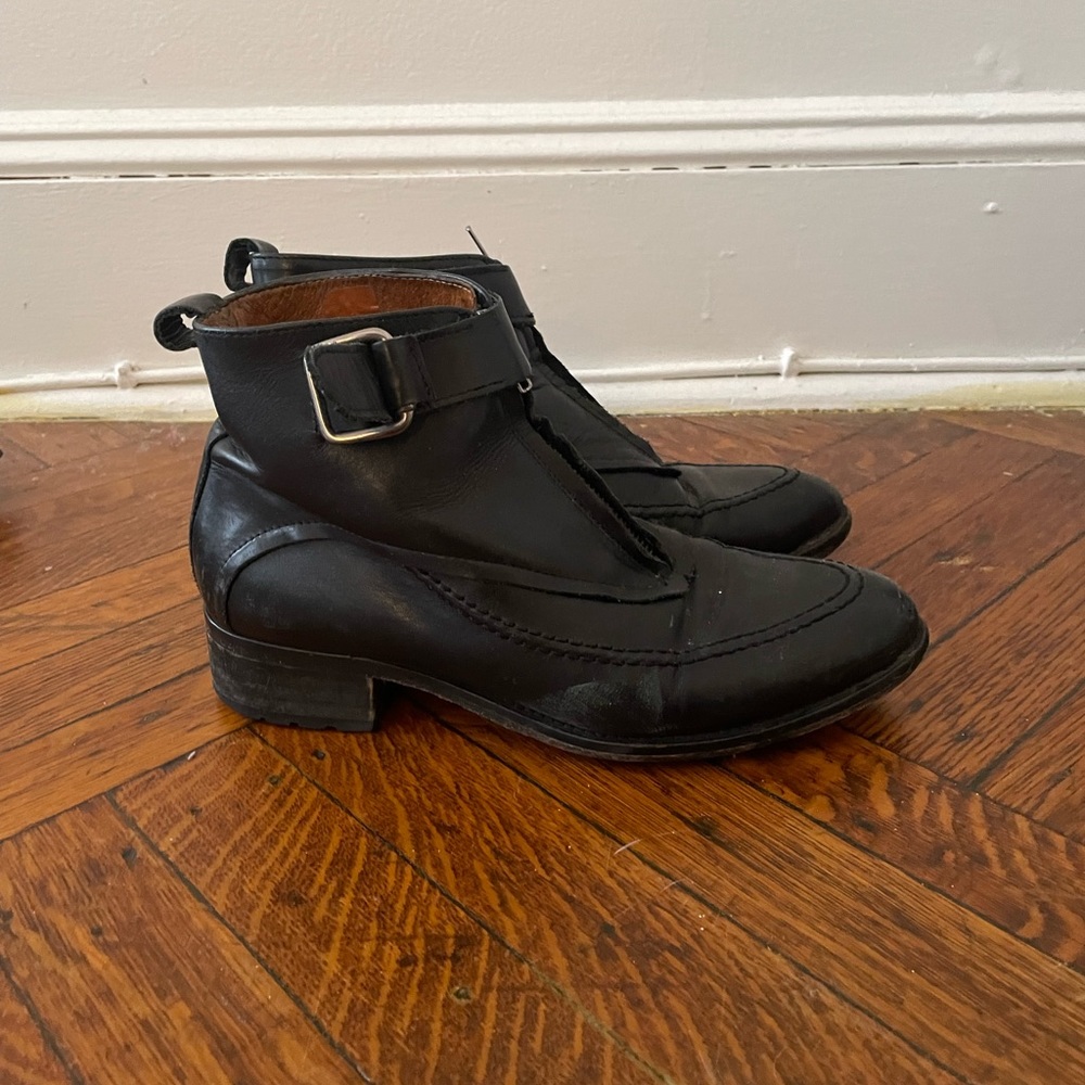 Whistles zipper with buckle boot size 8.5